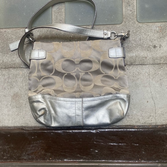 COACH - silver signature messenger bag - Picture 3 of 4